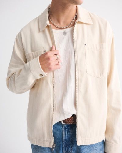 Chamarra con cierre y bolsillos